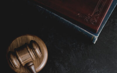 Fallos Cambio de apellido: En el marco de la privación de la responsabilidad parental del padre biológico de la niña y su derecho a ser oída, se suprime el apellido de aquel y se le incorpora el de su padre afín.